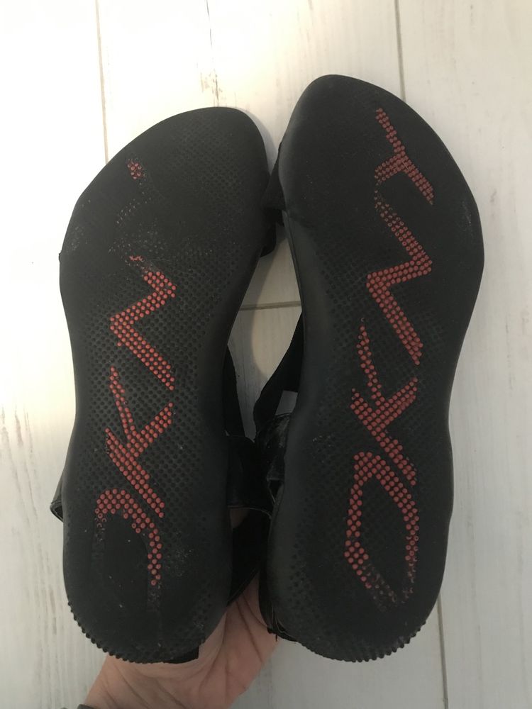 Sandały DKNY - odkryte palce i pięta