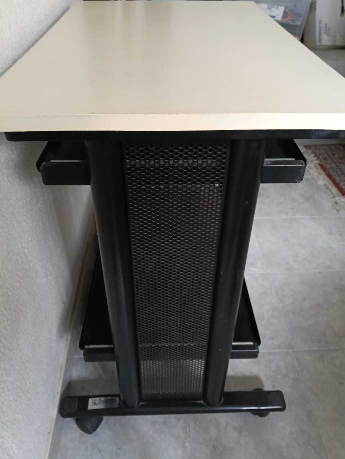 Mesa de computador/ escrivaninha