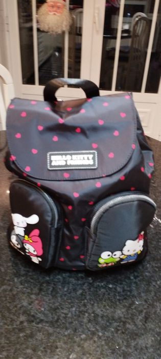 Mochila nova . Com bolsos