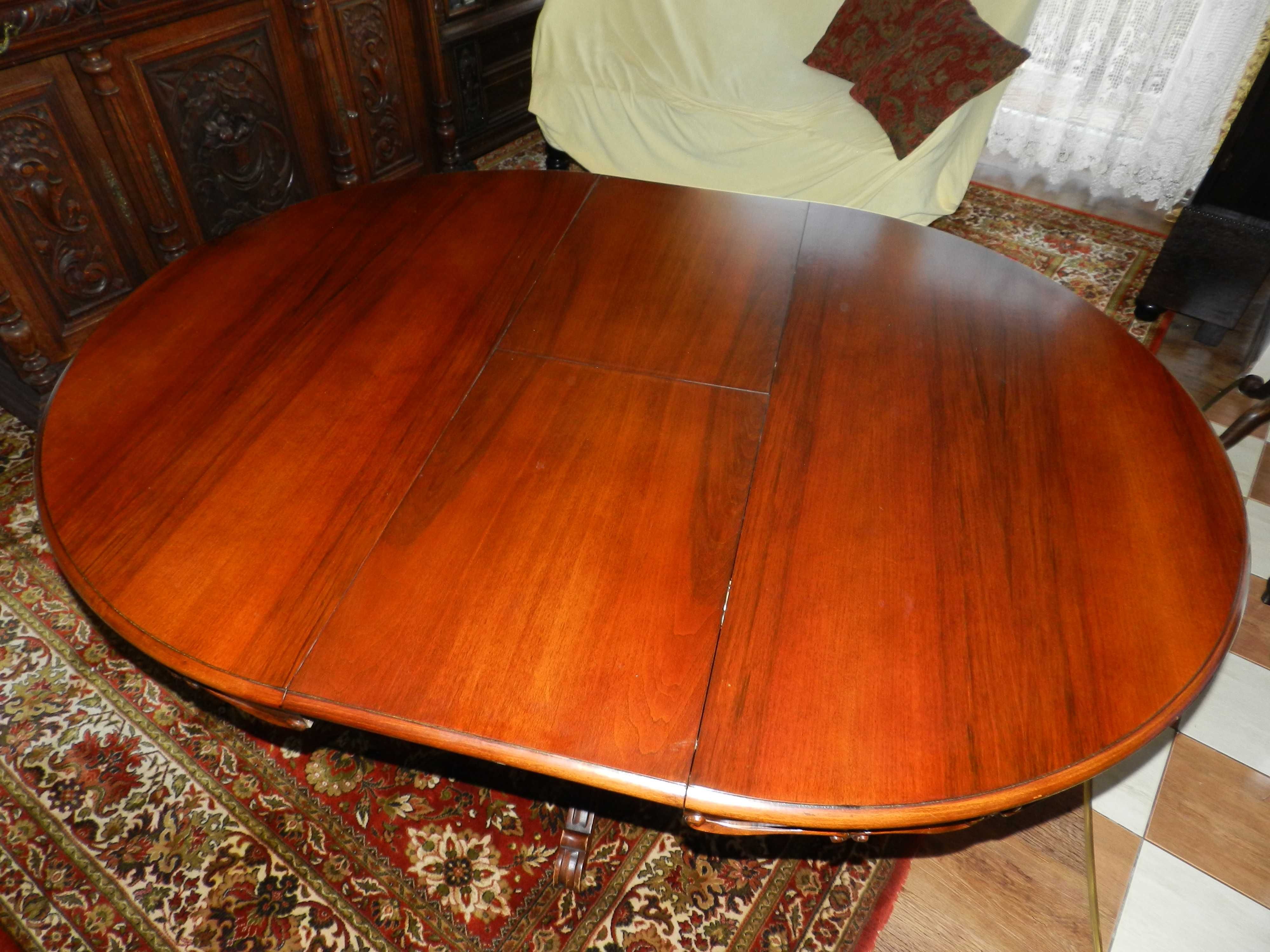 Zabytkowy drewniany stół