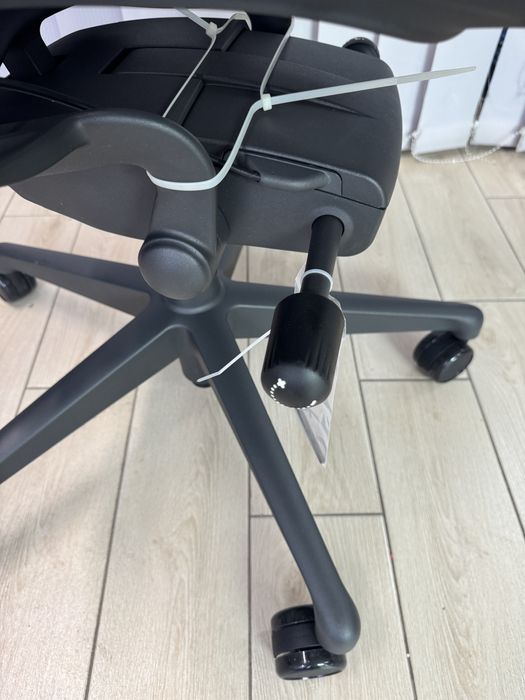Herman Miller Aeron Remastered крісло офісне нове