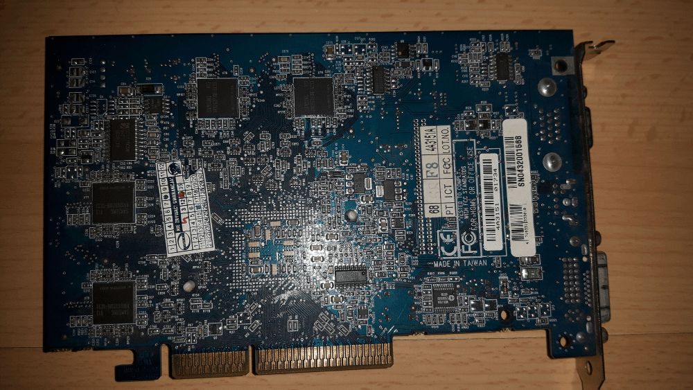 Unikat ATI Radeon 9600 Pro 128 MB Gigabyte Oryginalne pudełko i gry