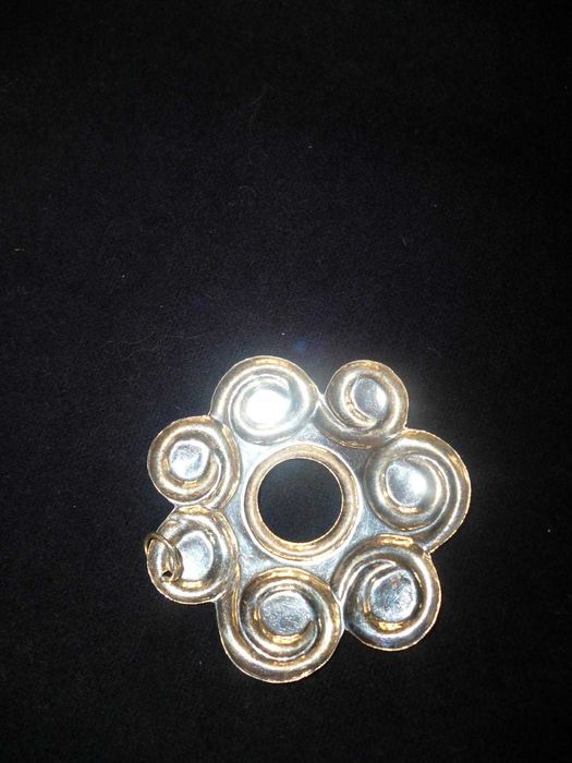 Pendente ou alfinete em forma de roseta grande, em prata de lei