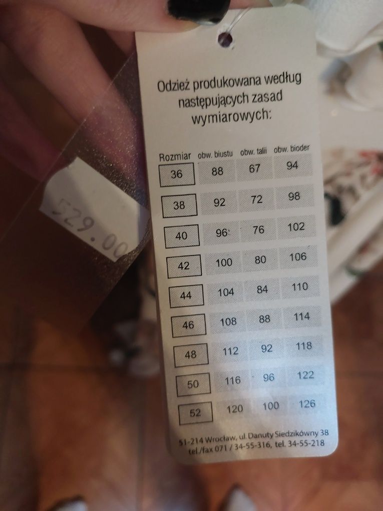 długa biała sukienka z kwiatowym wzorem Bakko