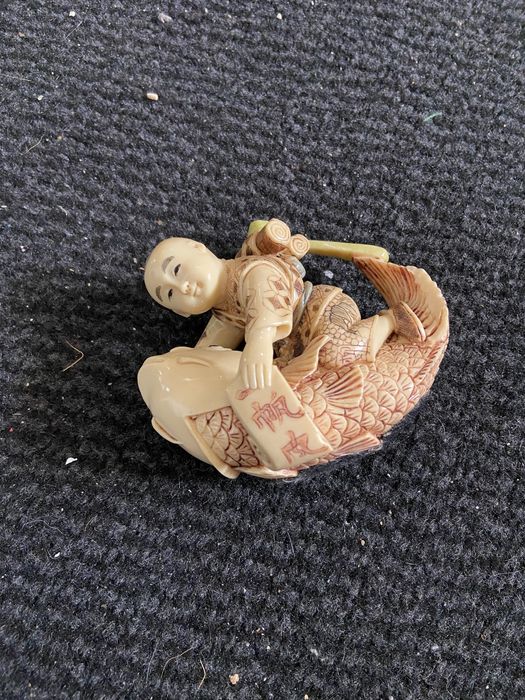 Figura de Netsuke japonês - criança brinca com peixe