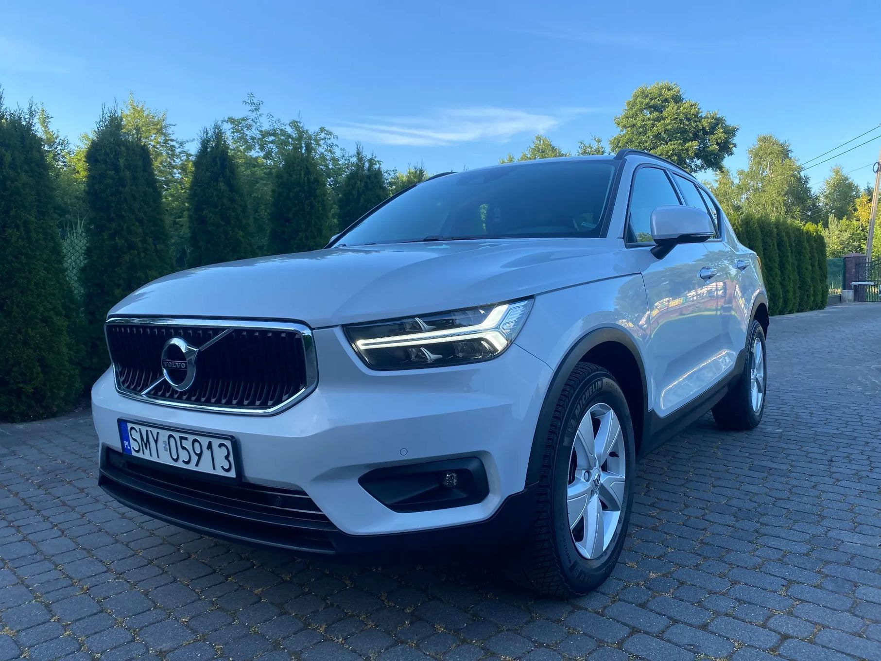 Volvo XC 40 LEDY NAVIGACJA AUTOMAT Perła Metalik Kamera Zarejestrowane w Kraju