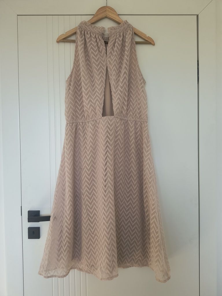 Pudrowa sukienka midi z dekoltem halter Reserved