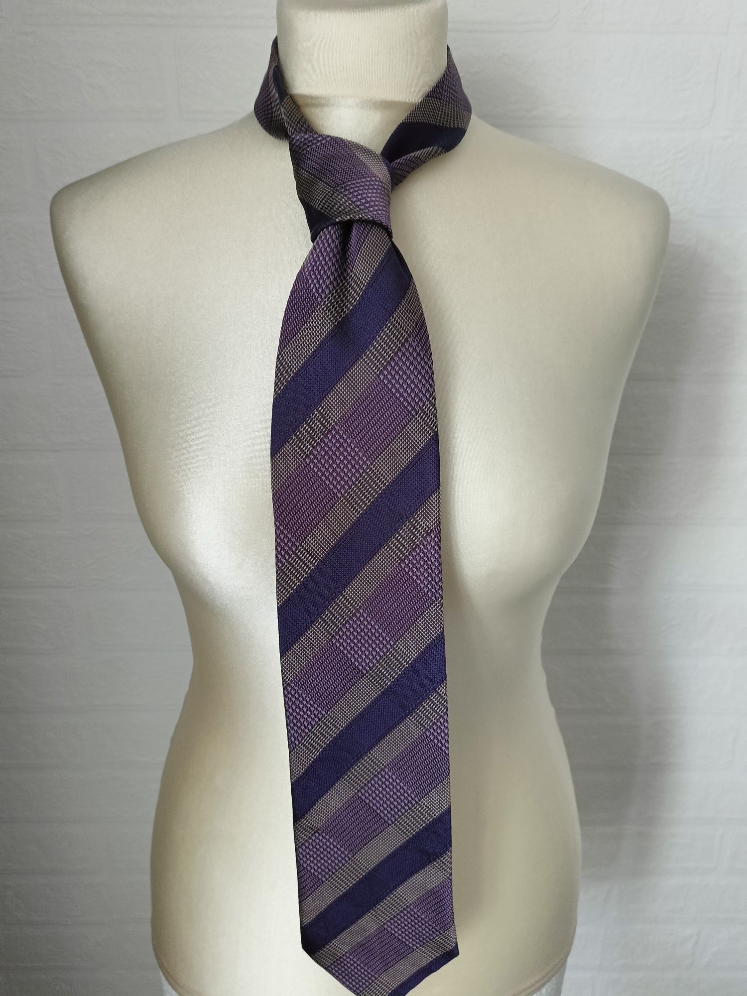 Elegancki męski krawat w odcieniach fioletu