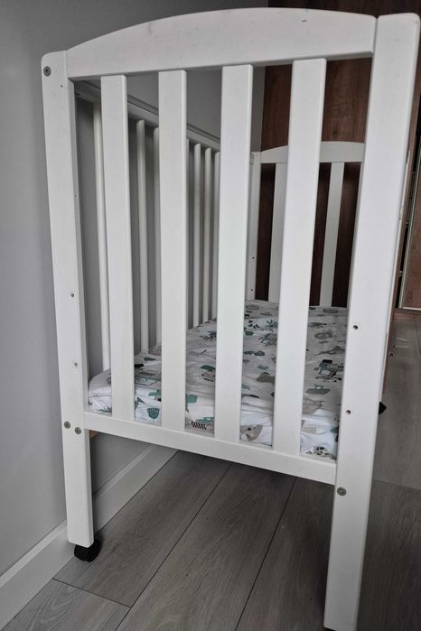 Łóżeczko dziecięce 50x100 cm białe + materac – stan bardzo dobry