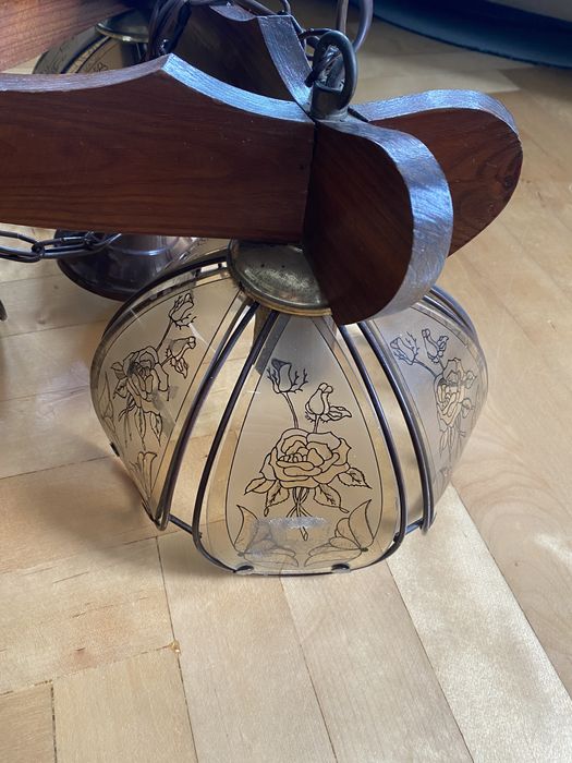 Lampa retro vintage drewniana ze szkoanymi kloszami