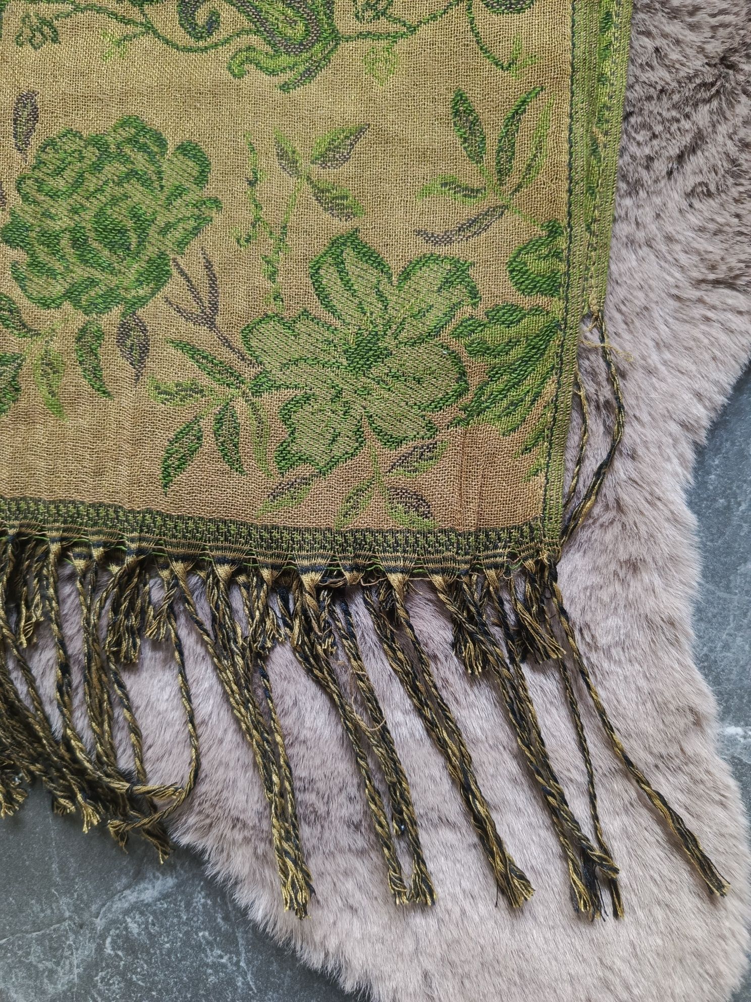 Zielony szal 100% Pashmina z roślinnym wzorem