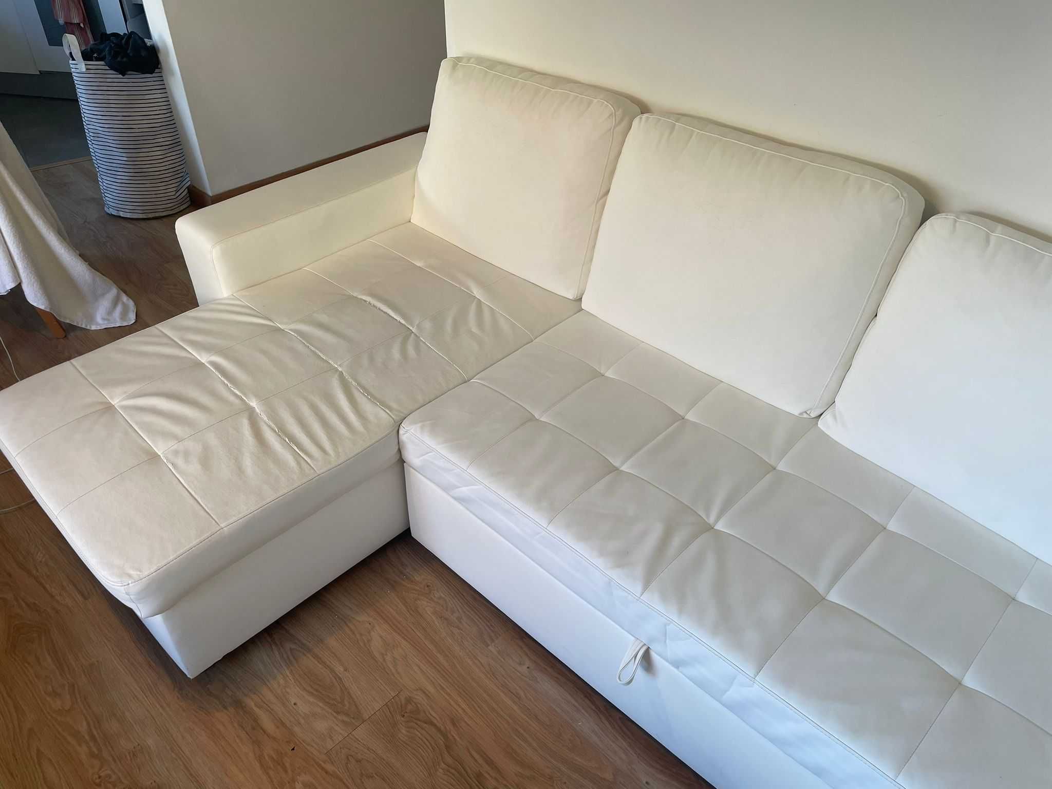 Sofá branco em L, extensível