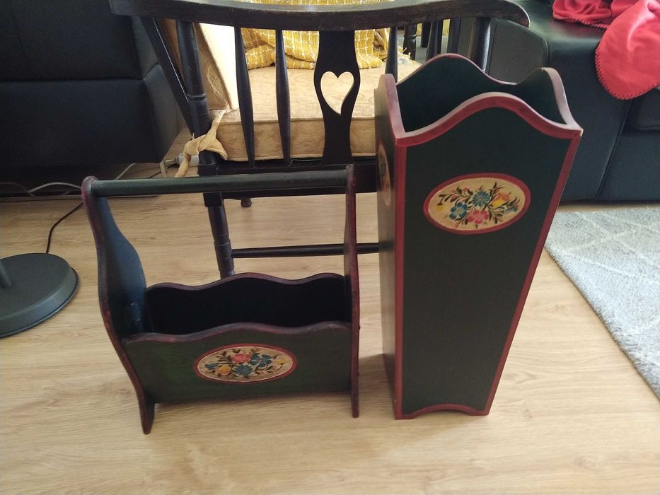 Conjunto porta revistas e suporte para bengalas e chapéus de chuva.