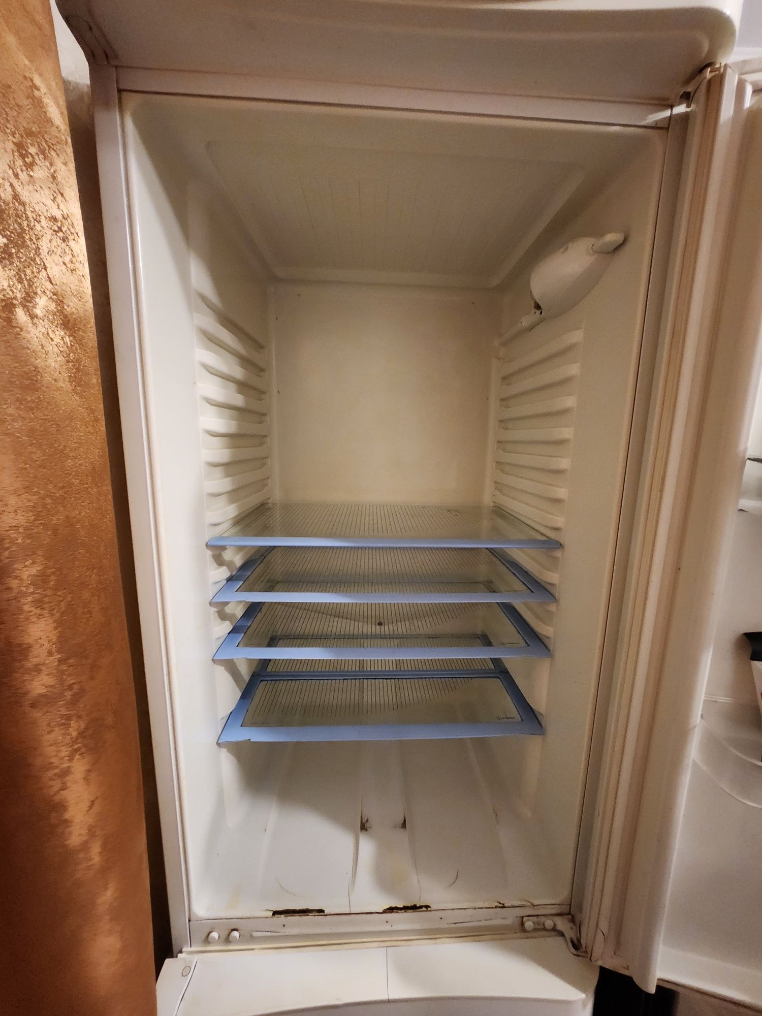 Холодильник Indesit