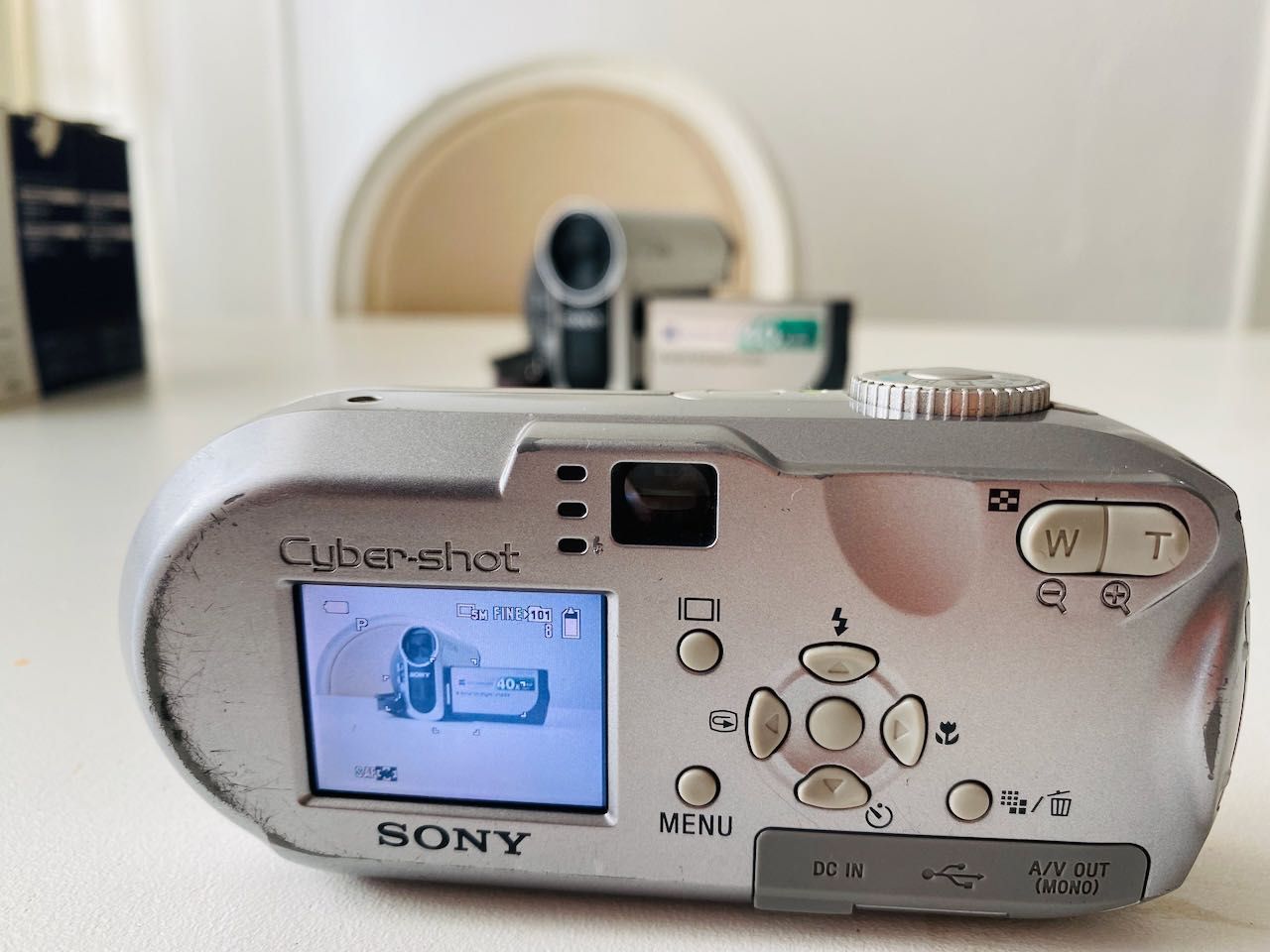 Vintage Sony Digital Camera from early 2000s maquina fotografica