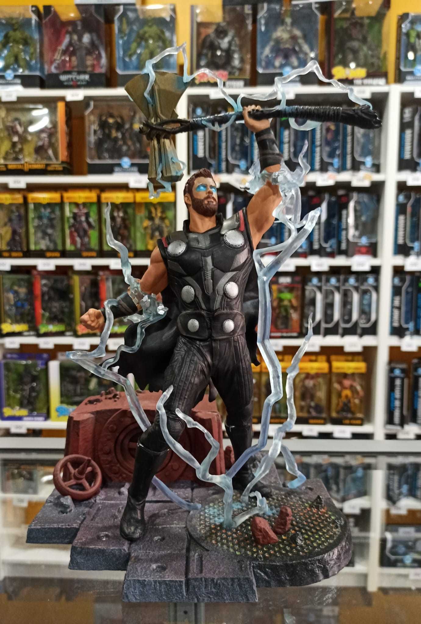 Estátua Marvel Avengers - Thor