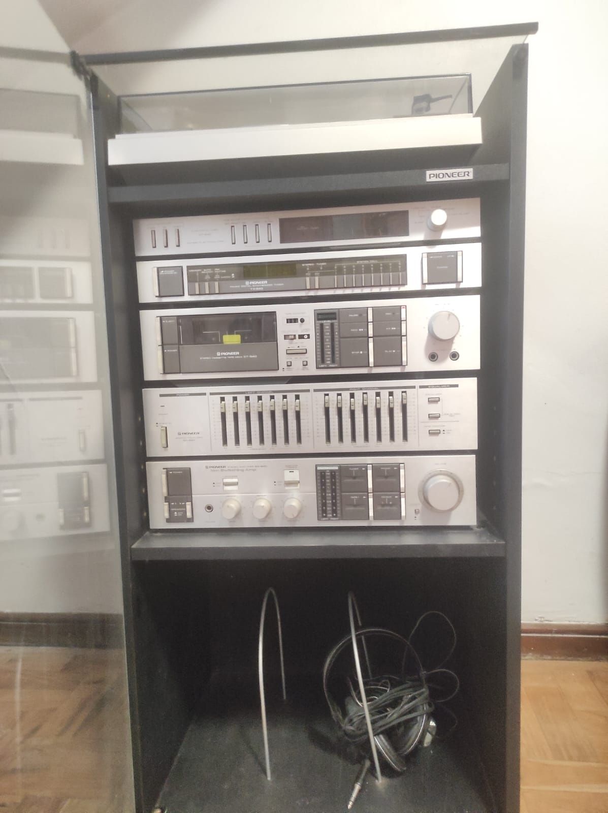 Aparelhagem Pioneer com gira discos, colunas e móvel