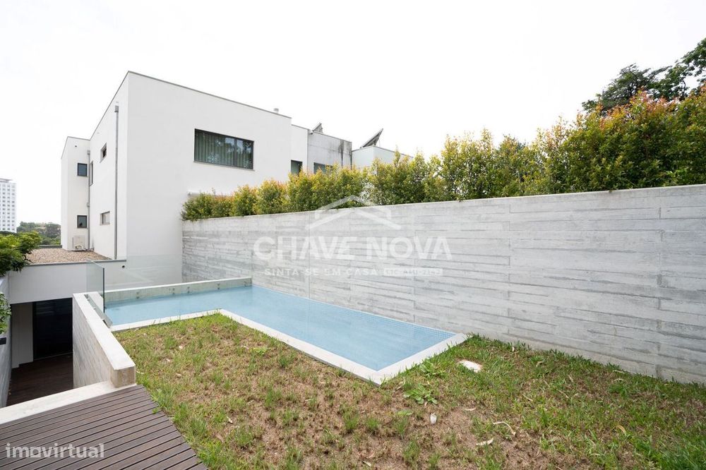 Moradia T4 Duplex com Piscina e Terraço no Bairro da Vilarinha