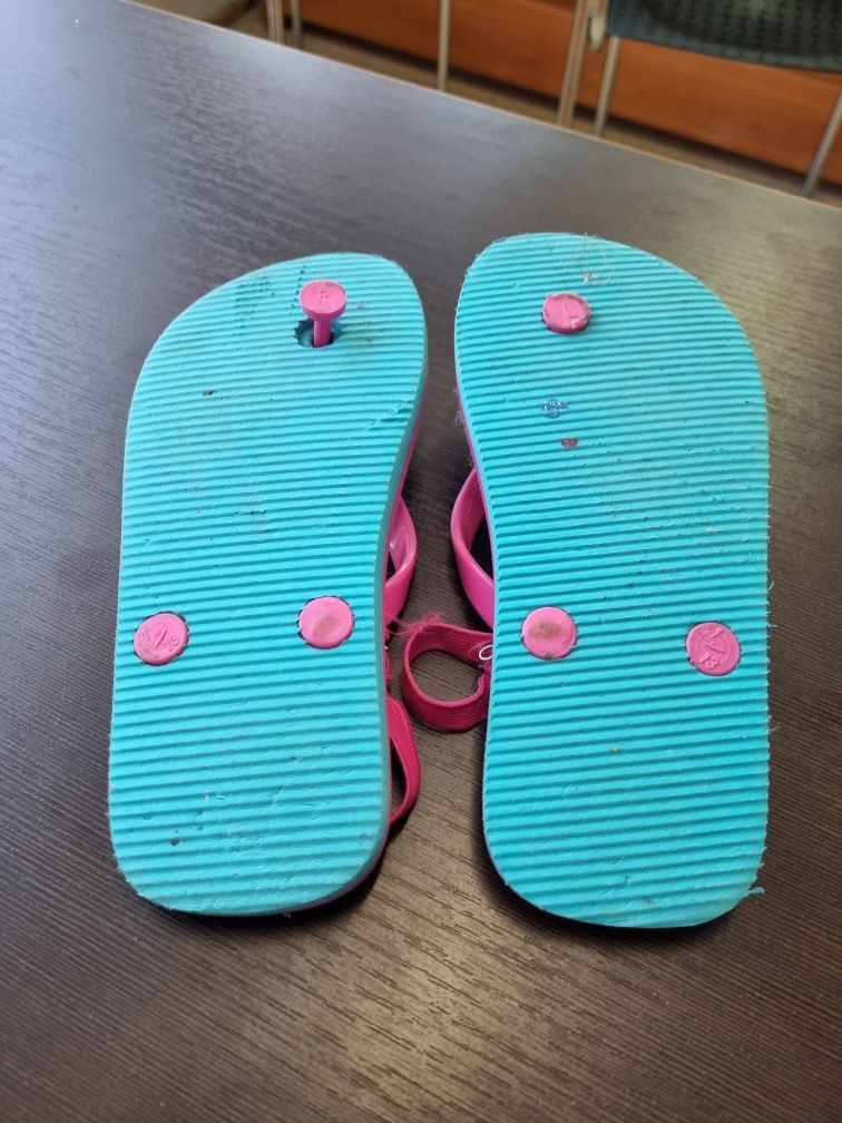 Klapki japonki 
Różowe sandałki na gumce Ariel rozmiar 31