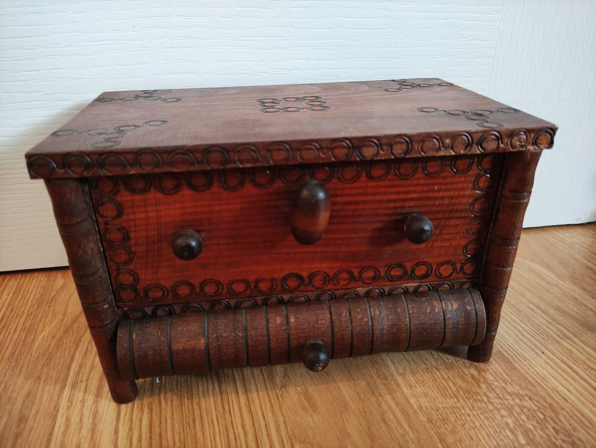 Drewniana szkatułka na biżuterię