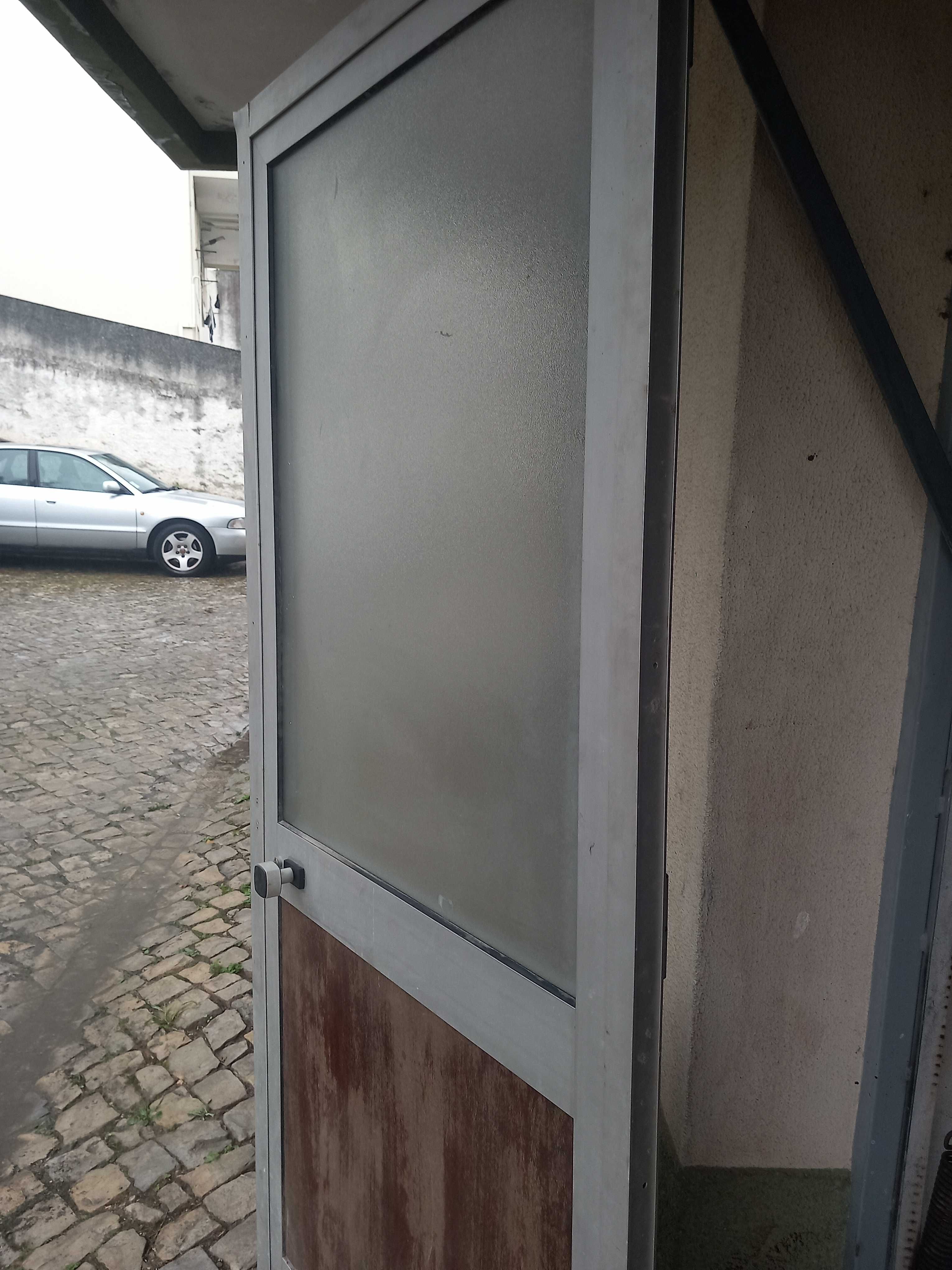 Porta de Alumínio Muito  Bom Estado (2,04 M X 0.95)