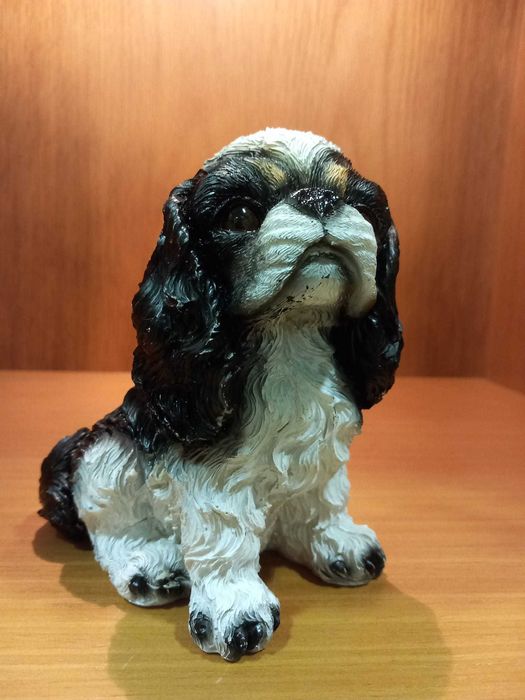 Estatueta de cão em resina pintada, muito antiga!