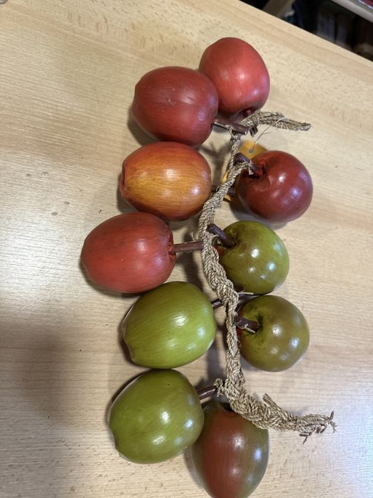 Frutas em madeira decorativas