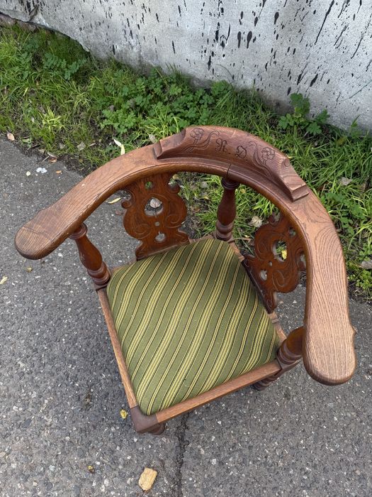 Drewniane krzesło w stylu vintage – ozdobne, solidne