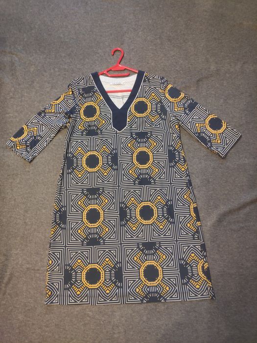 Sukienka w geometryczne wzory Quiosque 38