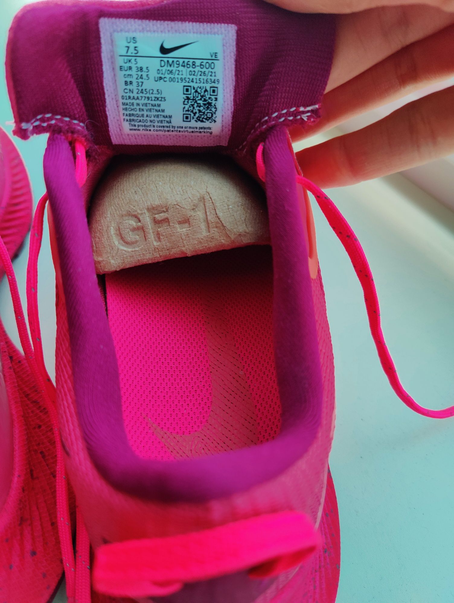 Продам нові кроссівки Nike жіночі