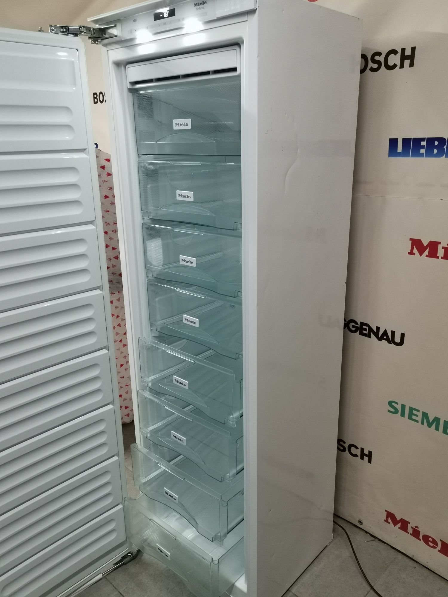 Морозильна камера Miele FNS37402i