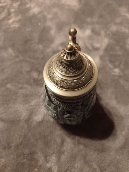 Średni ceramiczny kufelek z dekielkiem.