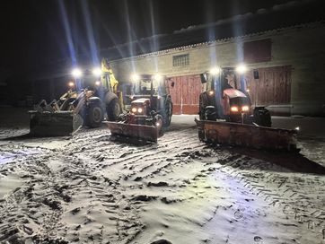 Odsniezanie traktorem , koparko ladowarką .