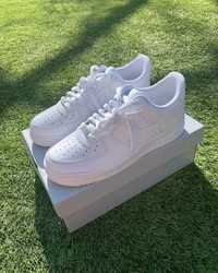 Nowy i oryginalny Nike Air Force 1 Low '07 White EU 38.5