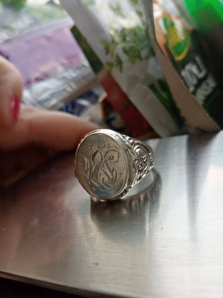 Sygnet srebrny z ornamentem Pierścien
