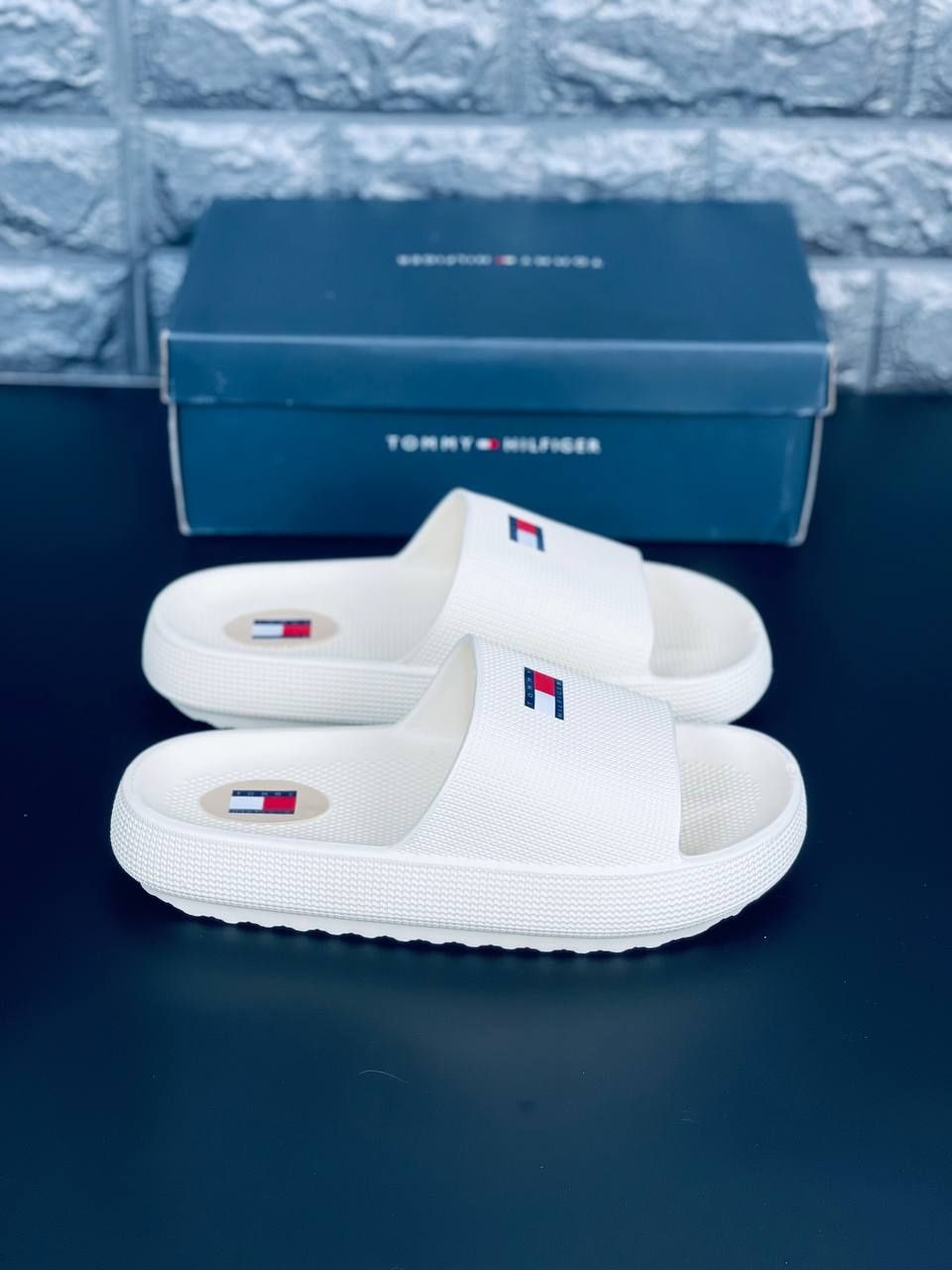 Женские шлёпанцы Tommy Hilfiger тапочки уличные белого цвета 36-41