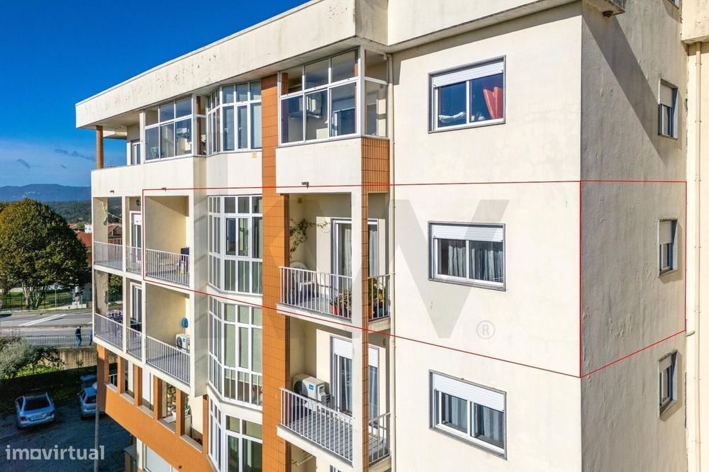 Apartamento T3 Semi-renovado | Garagem fechada | Elevador | Varandas |