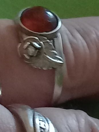 Pierścionek  srebrny  z bursztynem