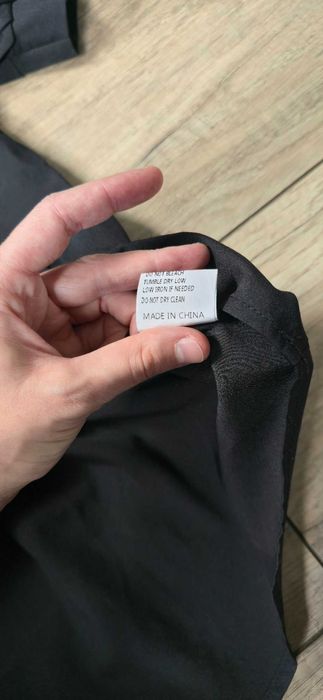 Czarna bluzka damska z krótkim rękawem z baskinką