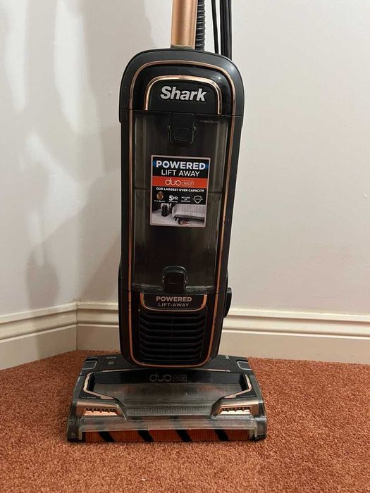 Пылесос вертикальный известного бренда Shark Англия