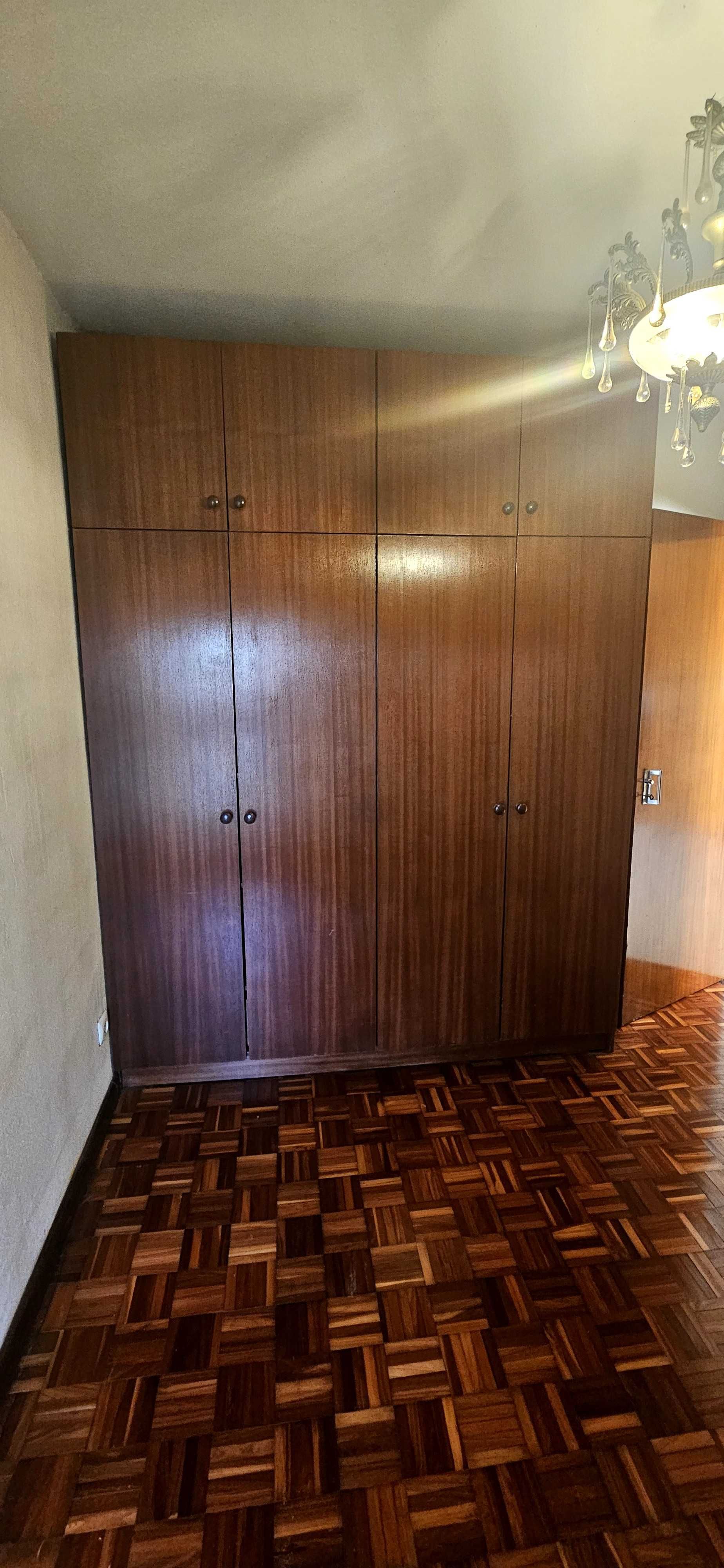 Roupeiro de quarto de madeira