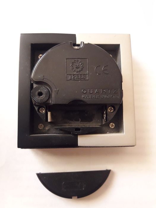 Стильные часы настольные