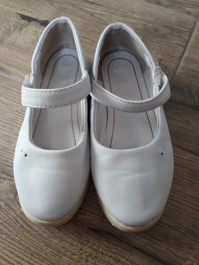 Білі туфлі,взуття для дівчинки