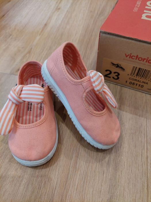 Sapato menina no tamanho 23, marca Victoria.