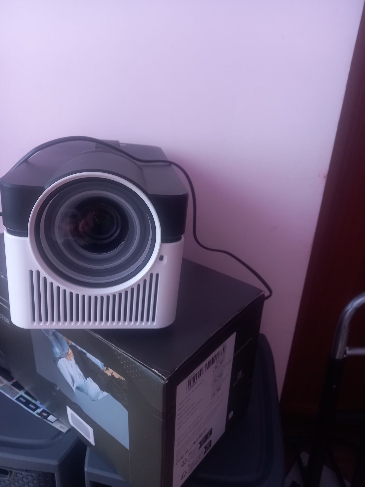 Multimedia projector HY450. LED source.