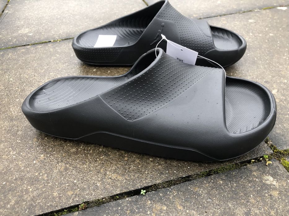 Тапочки Jordan Post (DX5575-001) черные /красные