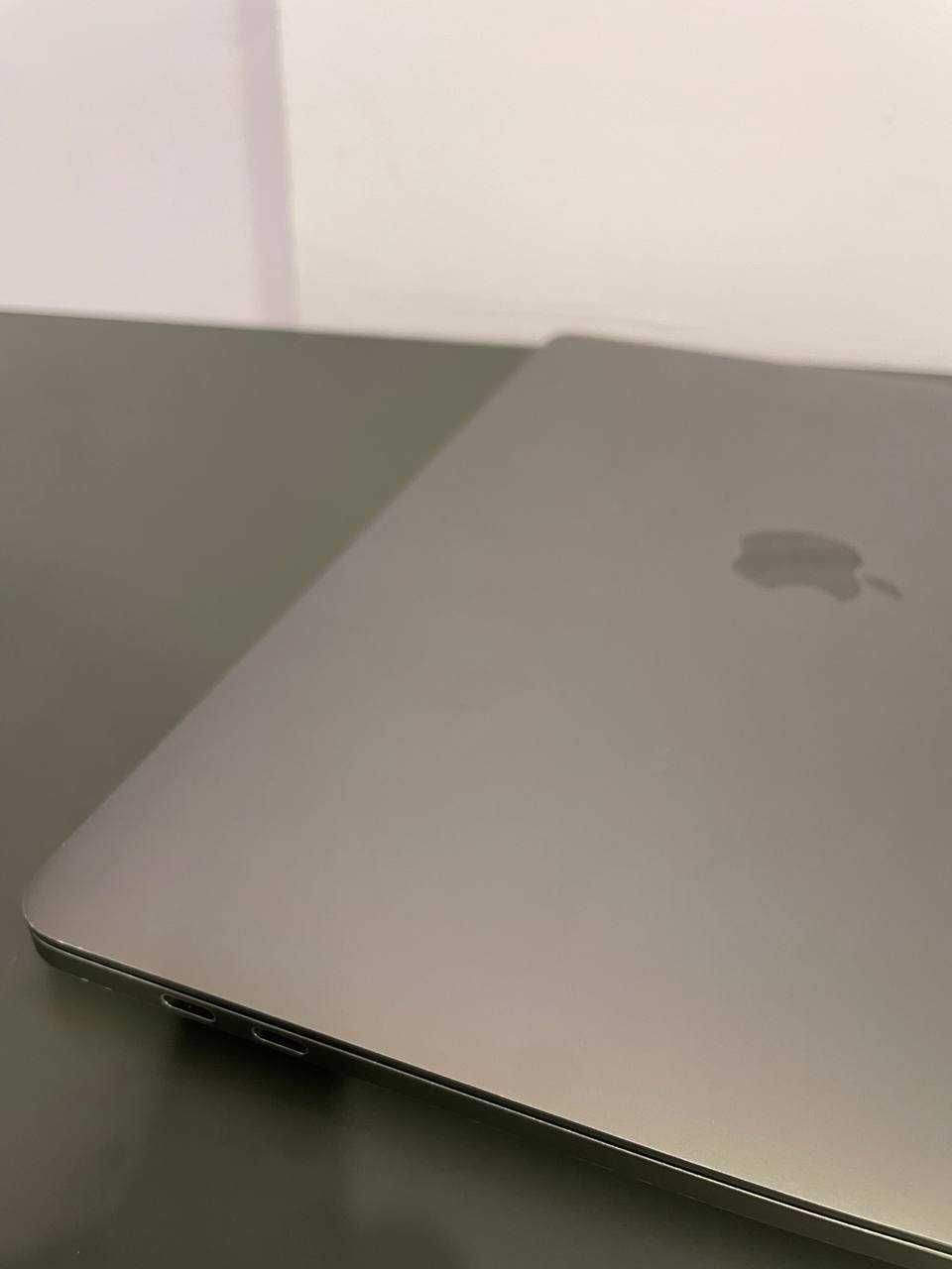 Apple MacBook Pro 13" A1706 i7-16GB RAM 256GB SSD