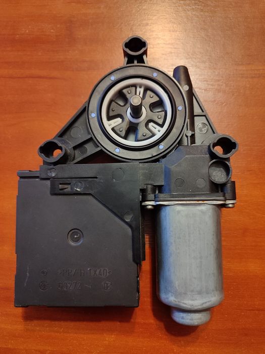 Передній правий моторчик склопідйомника wv Touran