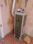 Piec kaflowy w metalowej ramie