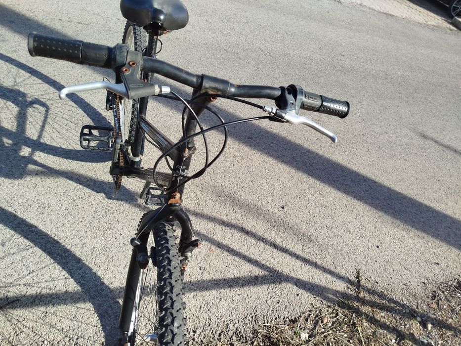 A bicicleta é preta. TOP RECORD